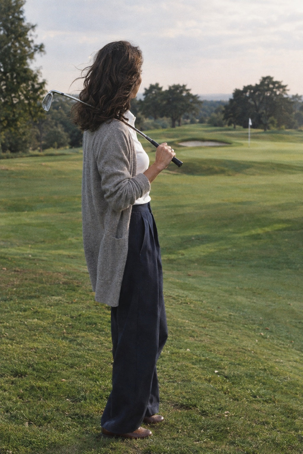Golfeuse en cardigan long gris et pantalon large marine, club sur l'épaule