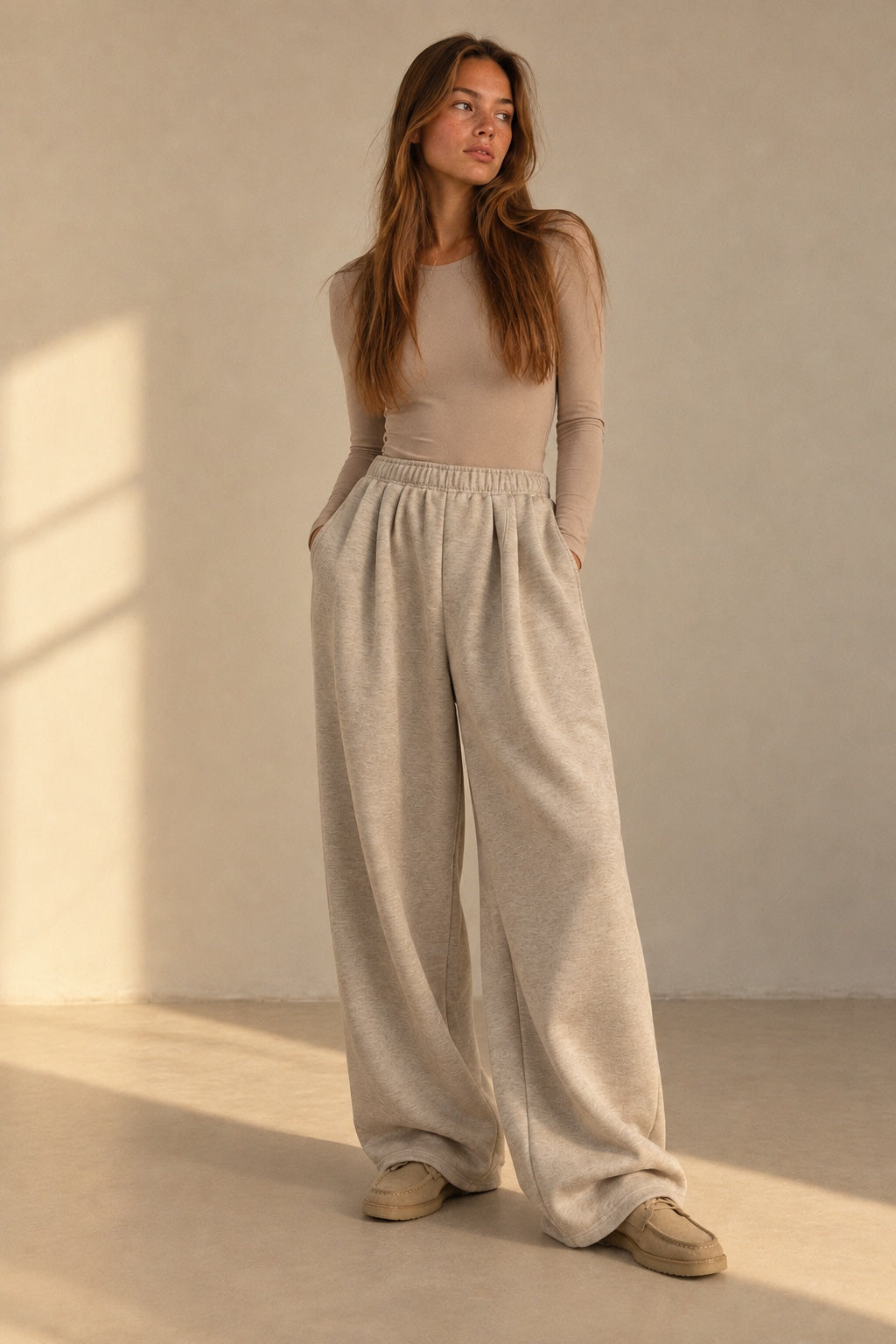Pantalon Large Plissé Taille Haute — Avoine — porté