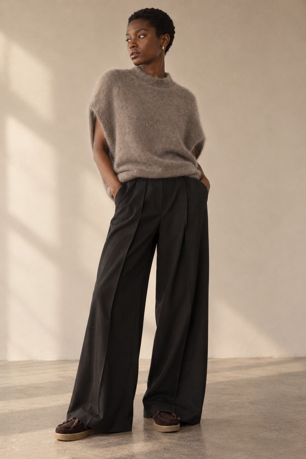 Pull Sans Manches Col Roulé — Taupe — porté