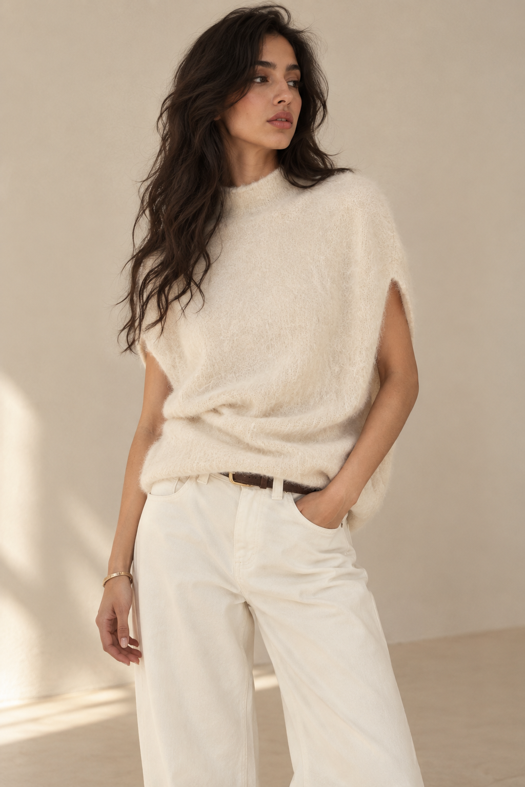 Pull Sans Manches Col Roulé — Écru — porté