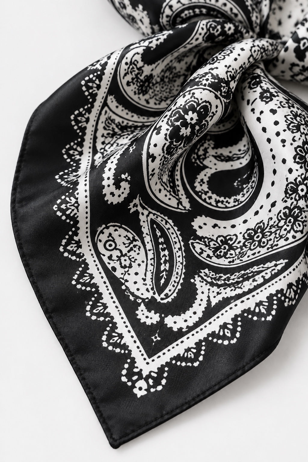 Foulard Carré Satiné — Paisley noir — détail