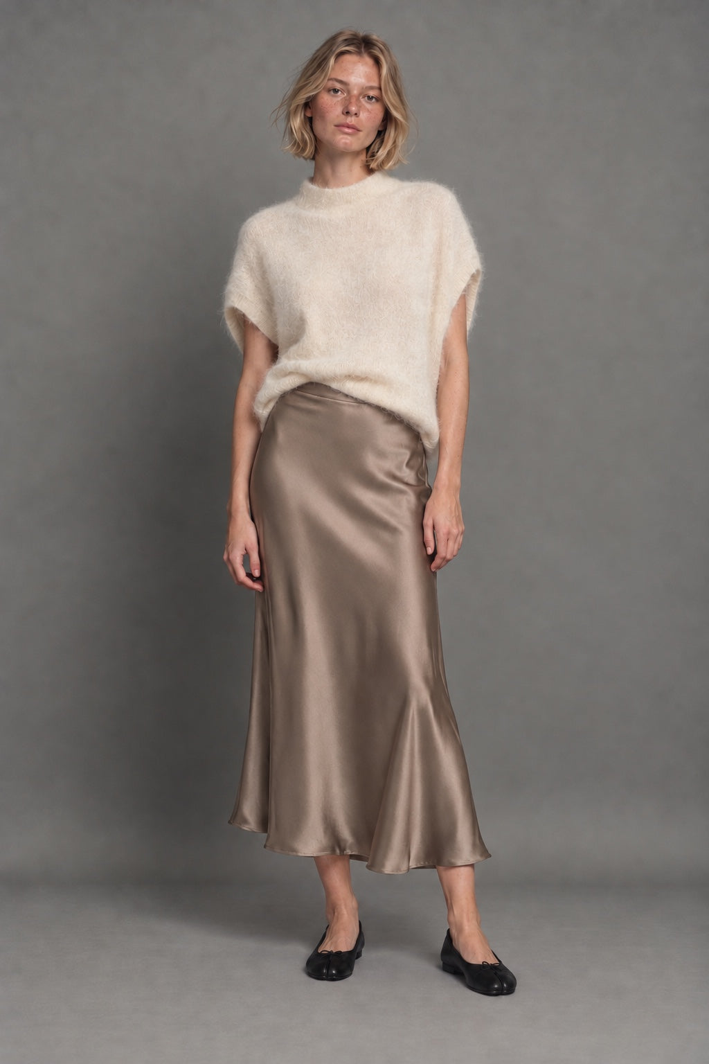 Jupe Midi Satinée — Taupe — porté
